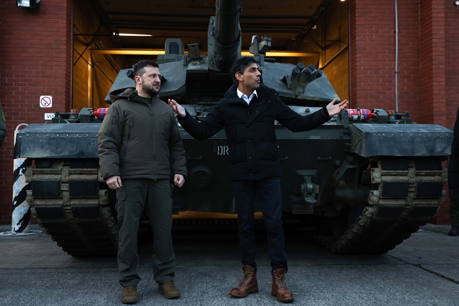 El presidente de Ucrania, Volodymyr Zelensky (i), y el primer ministro británico, Rishi Sunak (d) en un encuentro con militares ucranianos durante su entrenamiento para usar los Challenger 2 en Lulworth Camp, Gran Bretaña, el pasado mes de febrero. 