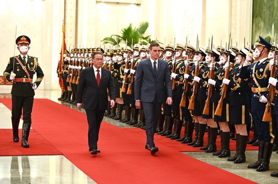 El presidente del Gobierno español, Pedro Sánchez (c-d) y el primer ministro chino, Li Qiang (c-i), pasan revista a las tropas, durante la ceremonia de bienvenida de Sánchez a Pekín, este vierne