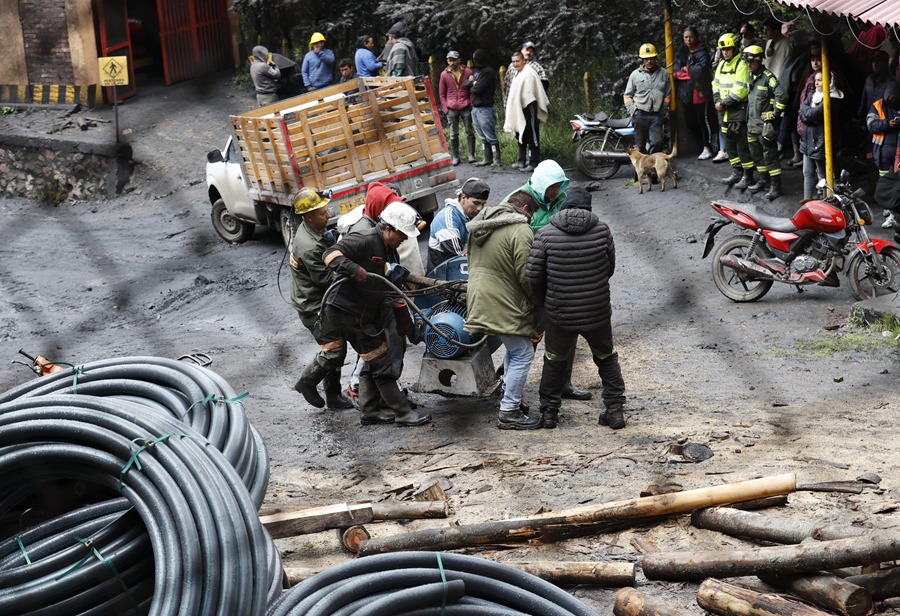 Al menos 4 mineros muertos y 17 atrapados por una explosión en una mina en Colombia