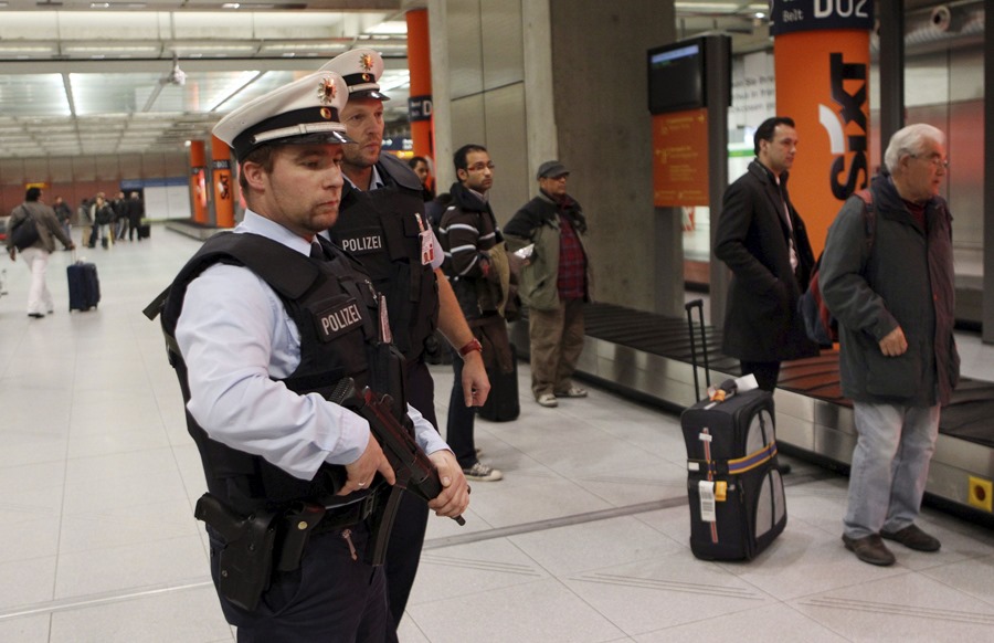 Un policía custodia la sala de llegadas del aeropuerto de Colonia, Alemania, en una imagen de archivo