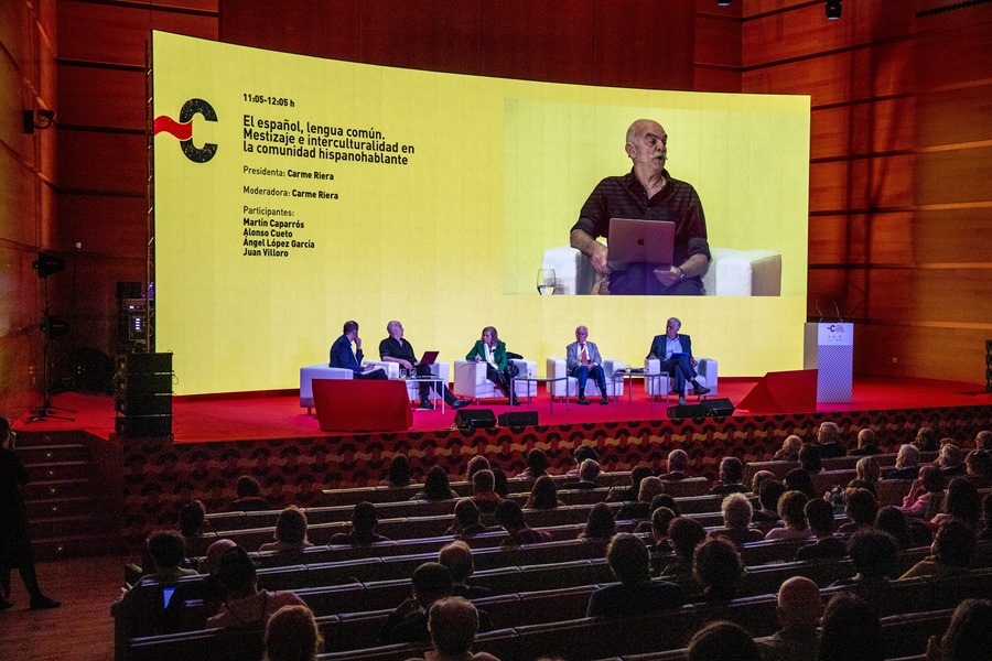 La académica Carme Riera (c) ha moderado una mesa de debate en el Congreso de la Lengua en Cádiz. 