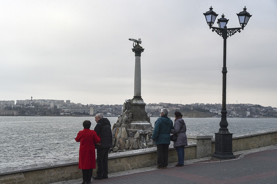 Varias personas contemplan el Mar Negro cerca del Monumento a los Barcos Hundidos en Simferopol, Crimea.