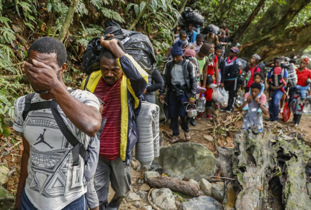 Un fotografía de la serie del colombiano Manuel Salvador Saldarriaga publicadas en El Colombiano, sobre migrantes que cruzan la selva del Darién, trabajo que ha obtenido el Premio Internacional Rey de España de Periodismo en la categoría de fotografía.