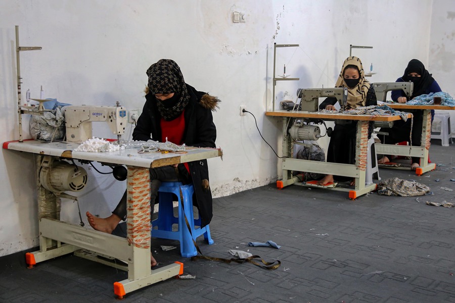 Mujeres afganas en un taller de costura en Kabul. 