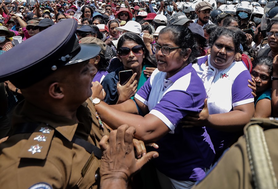 Activistas por los derechos de las mujeres se pelean con la policía antidisturbios durante una manifestación para conmemorar el Día Internacional de la Mujer, en Colombo, Sri Lanka, este 8 de marzo.