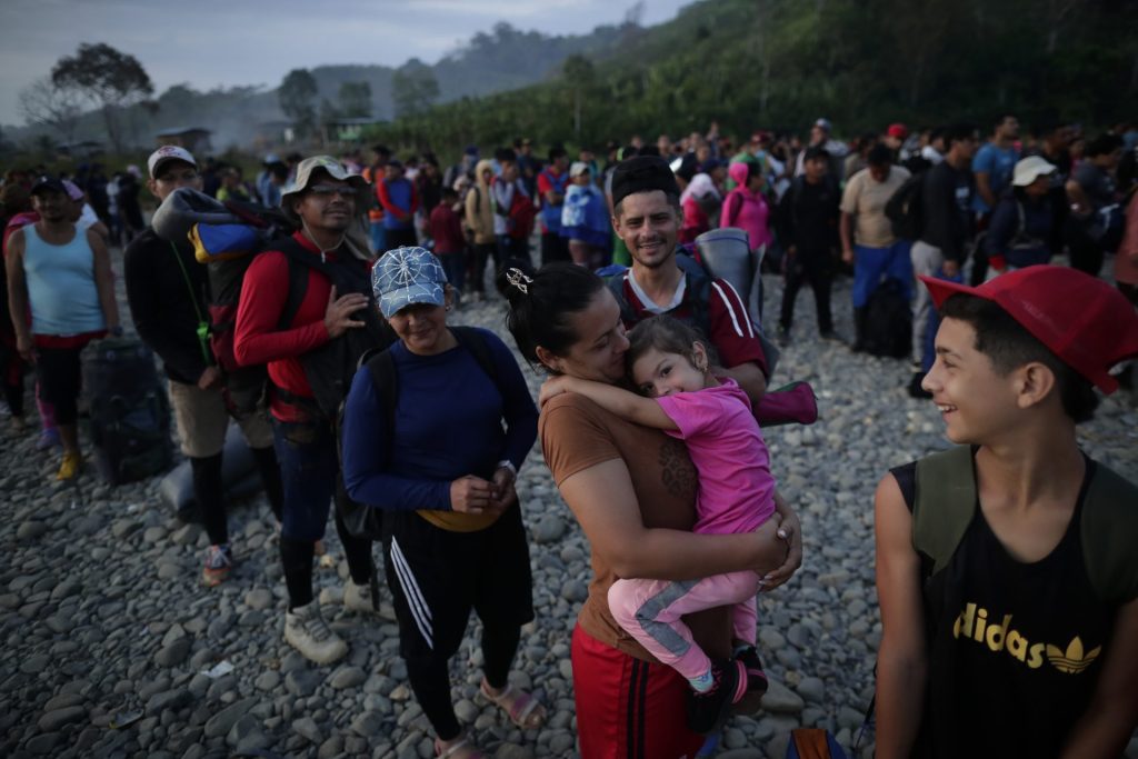 Adultos y niños migrantes hacen fila en la comunidad de Bajo Chiquito para ser trasladados a la Estación de Recepción Migratoria (ERM) de San Vicente, el 11 de marzo de 2023, en Metetí (Panamá). EFE/Bienvenido Velasco