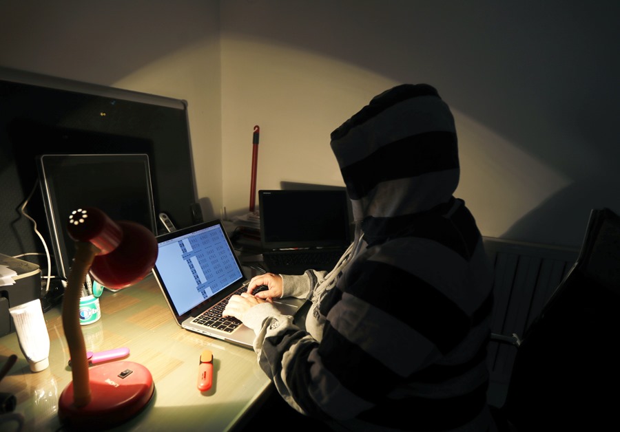 Un joven navega desde su ordenador. Los delitos sexuales de menores aumentan