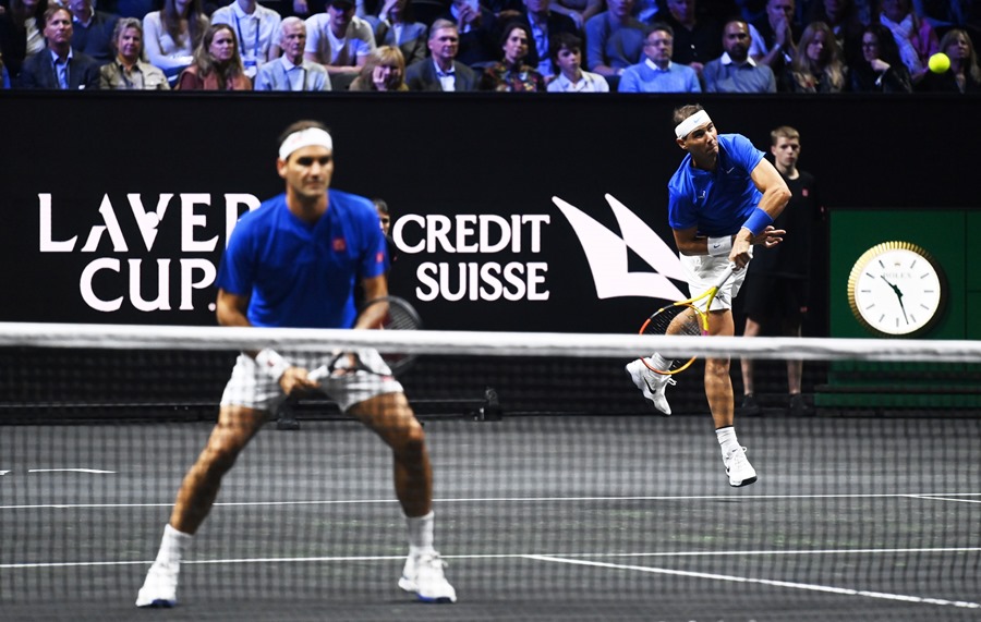 Los tenistas Roger Federer (i) y Rafael Nadal (d) durante un torneo en el que se puede ver el patrocinio del banco suizo Credit Suisse.