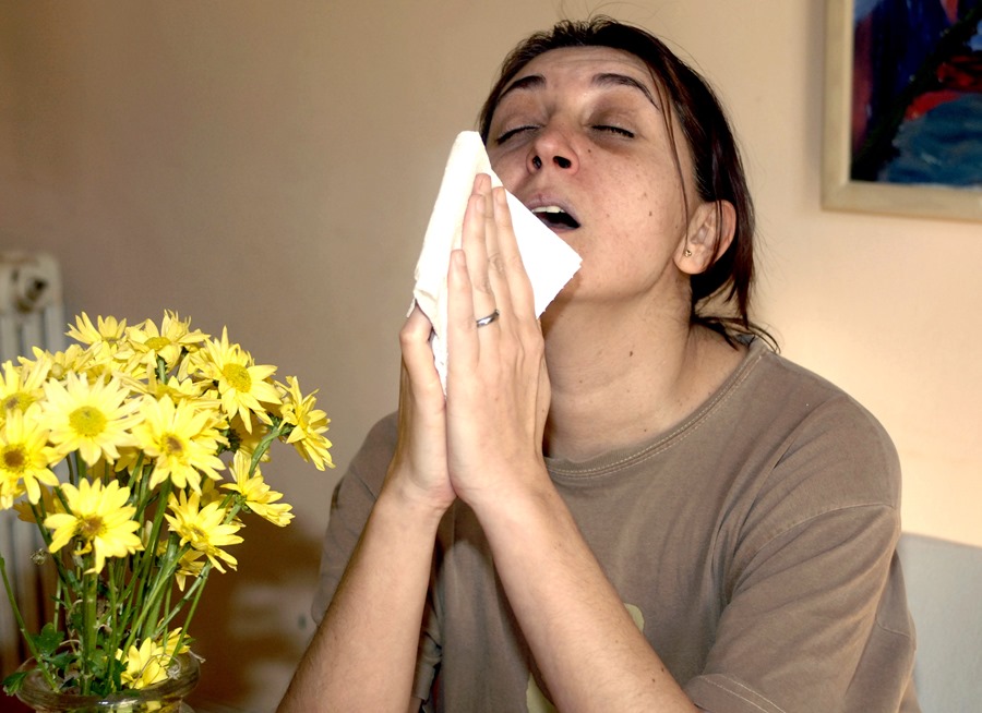Una mujer estornuda. Enfermedades respiratorias con más duración
