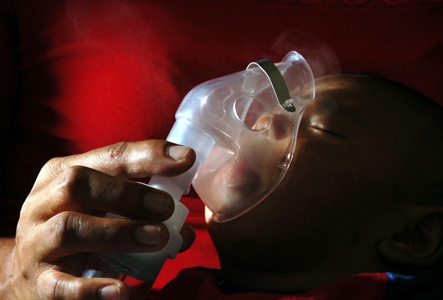 Una persona utiliza un inhalador. Las enfermedades respiratorias en alza