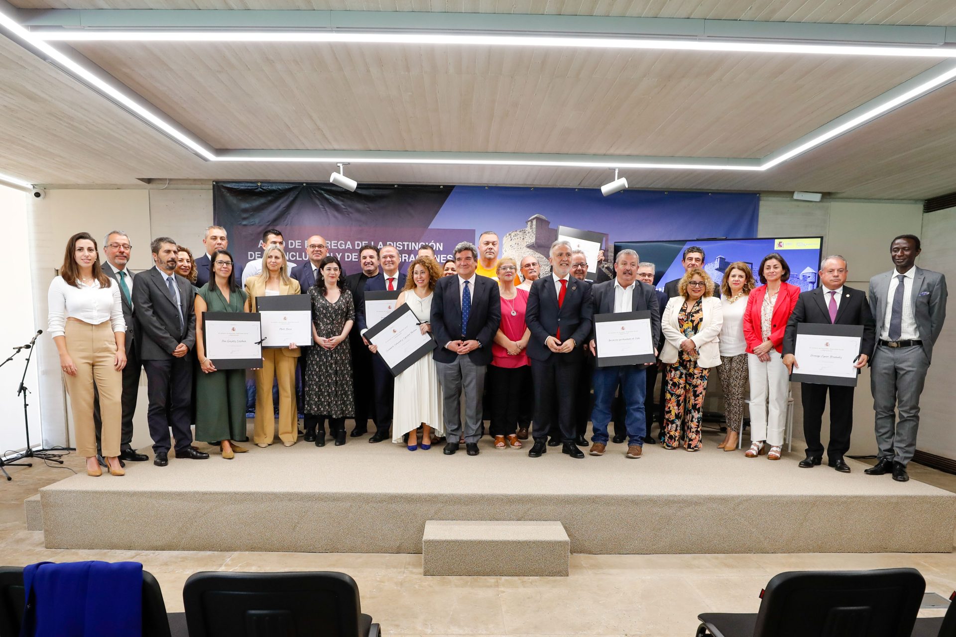 El ministro de Inclusión Social, José Luis Escrivá, y el presidente de Canarias, Ángel Víctor Torres, posan con los premiados. EFE/Elvira Urquijo Á.