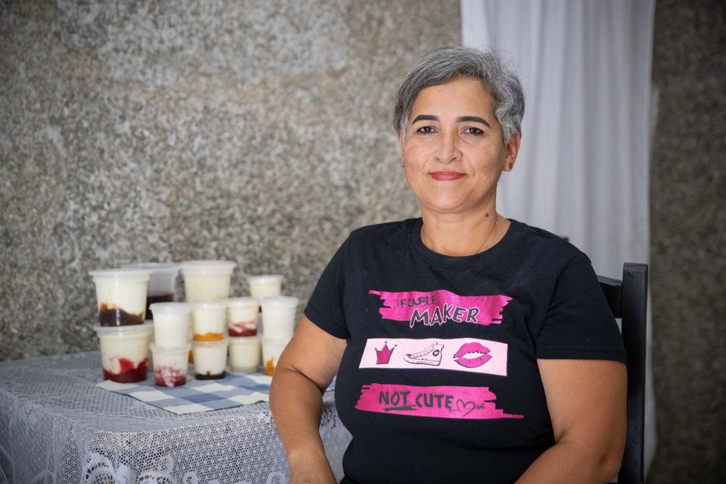Maide Rojas posa junto a los yogures artesanales de su emprendimiento, el 17 de marzo de 2023, en Caracas (Venezuela). EFE/Rayner Pena R