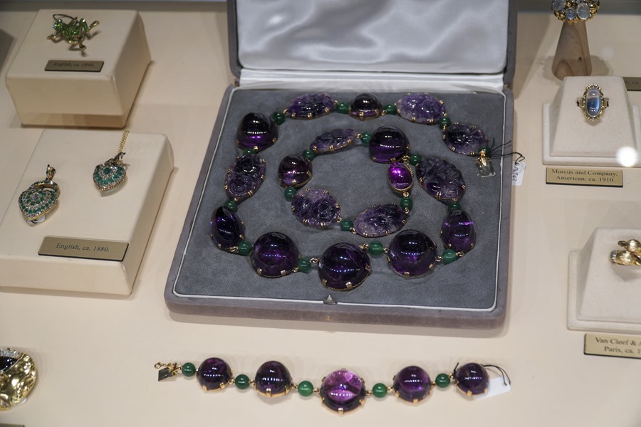 Varias de las joyas que se exponen en la feria internacional de arte TEFAF, en Maastricht.