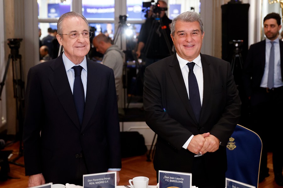 El presidente del Real Madrid , Florentino Pérez (i), y el presidente del Fútbol Club Barcelona, Joan Laporta, en un acto el viernes en Madrid