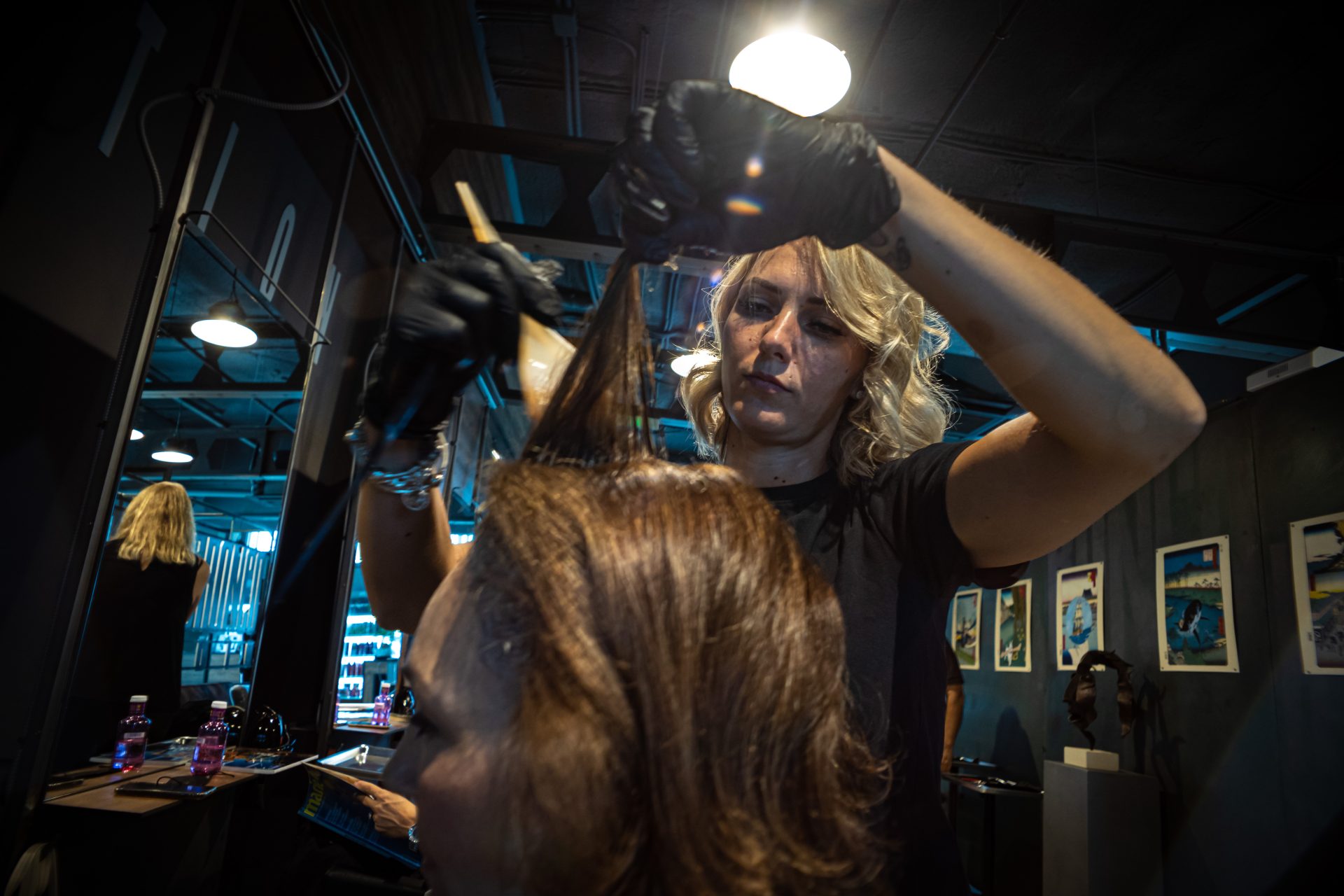 Una mujer le corta el pelo a una clienta en Toledo, un sector que ha pedido ayuda para sobrellevar los costes y evitar caer en la economía sumergida. EFE/Ángeles Visdómine