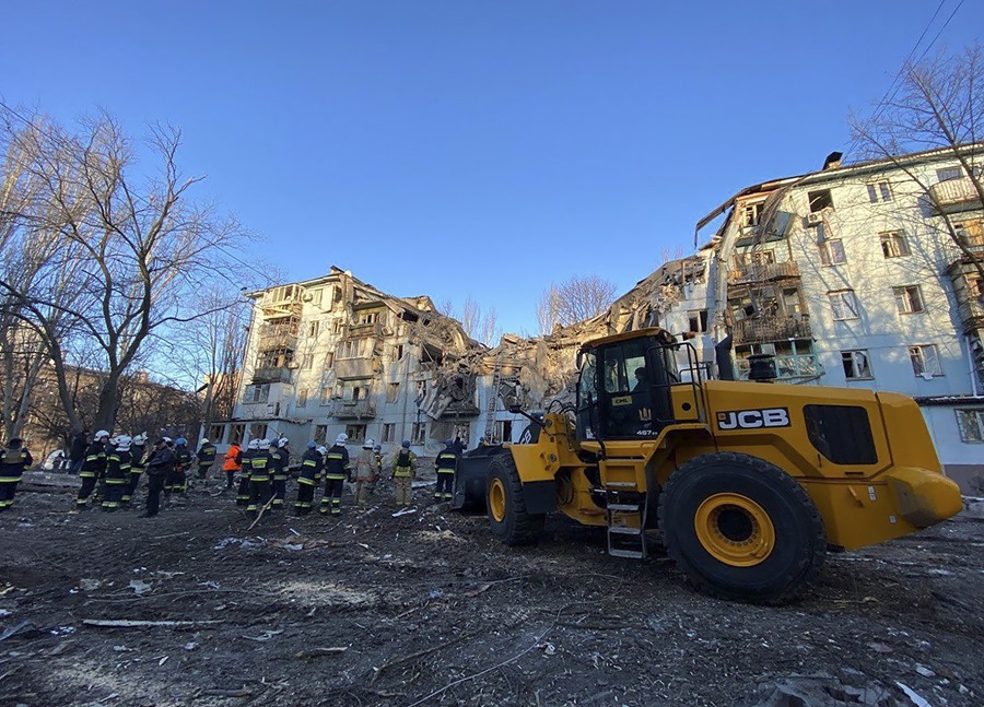 Servicios de rescate en la zona de Zaporiyia donde se produjo el ataque. 