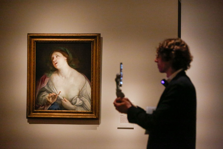 La obra "Suicidio de Cleopatra" de Guido Reni en la exposición antológica "Guido Reni" en el Museo del Prado en Madrid.