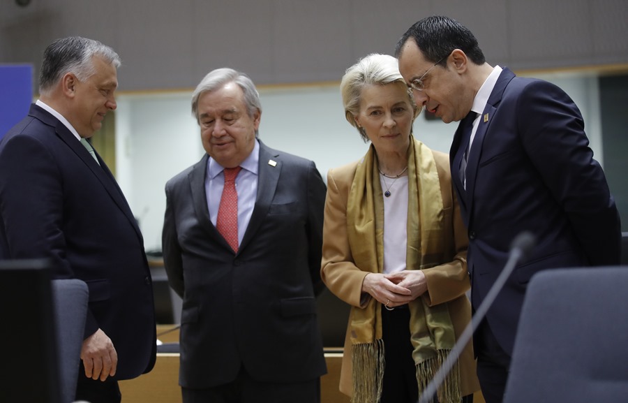 (i-d) El primer ministro húngaro, Viktor Orban, el secretario general de la ONU, Antonio Guterres, la presidenta de la Comisión Europea, Ursula von der Leyen, y el presidente de Chipre, Nikos Christodoulides, en la cumbre de la UE que ha comenzado este jueves en Bruselas.