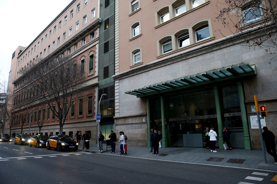 Entrada principal del Hospital Clínic de Barcelona, en una imagen de archivo.