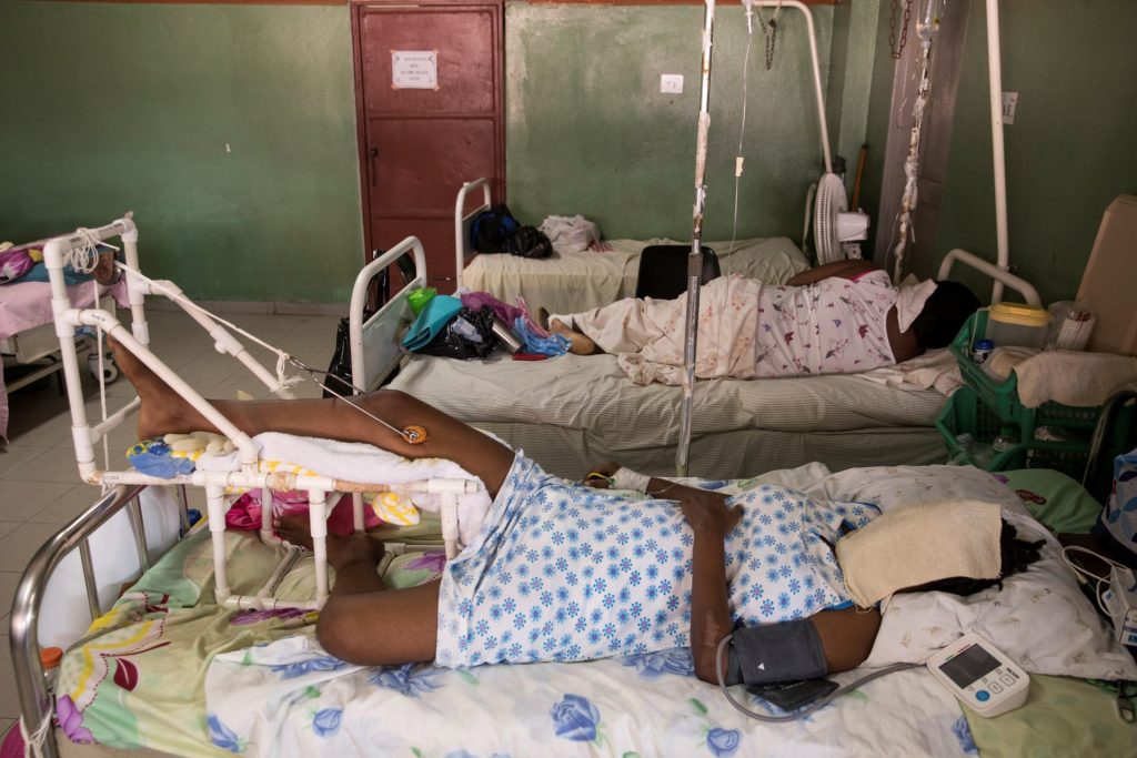 Pacientes permanecen ingresados en un hospital de Haití, en una fotografía de archivo. EFE/Orlando Barría