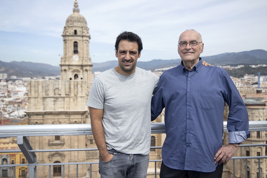 El director Juan Ponce de León (i) junto al doctor Enric Benito (i), posan durante la 26 edición del Festival de Cine en Español de Málaga tras la presentación de ´Hay una puerta ahí´.