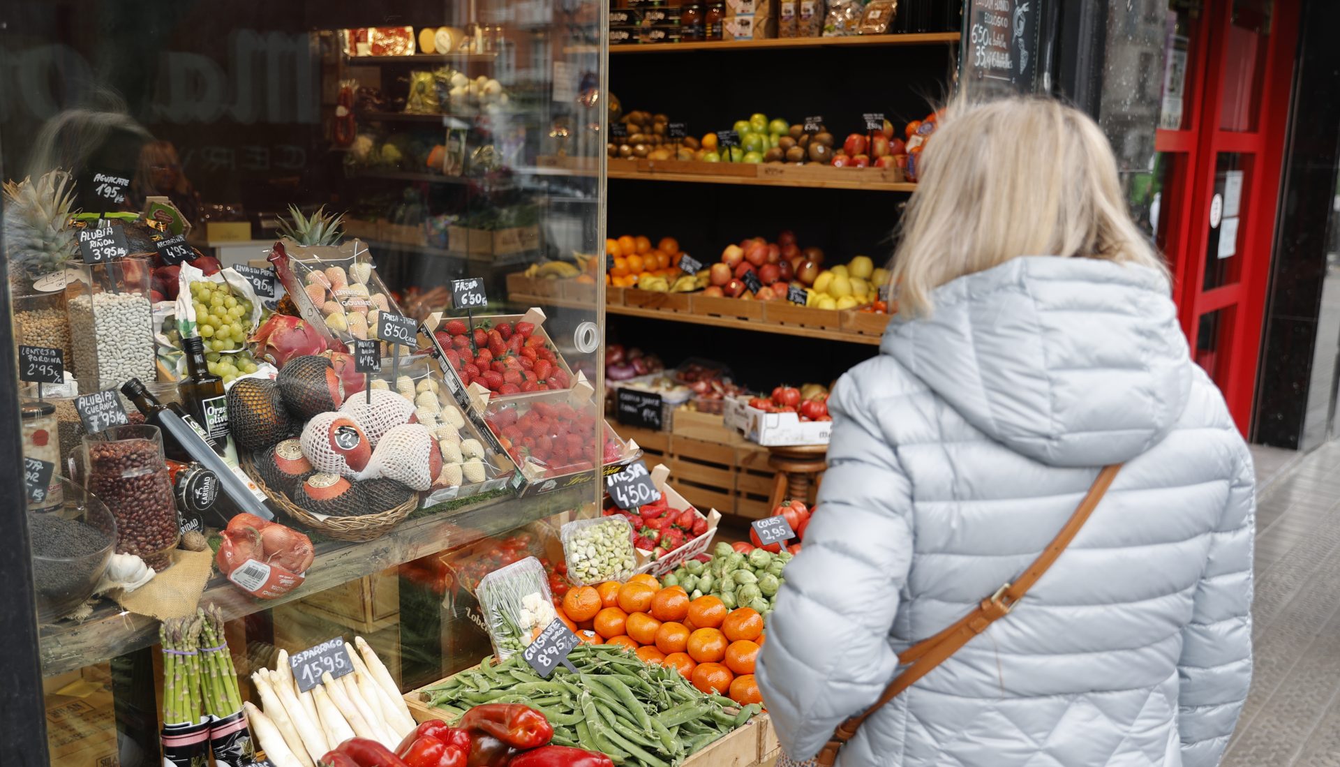 Una mujer observa las verduras y frutas con sus precios en Bilbao. EFE/Luis Tejido