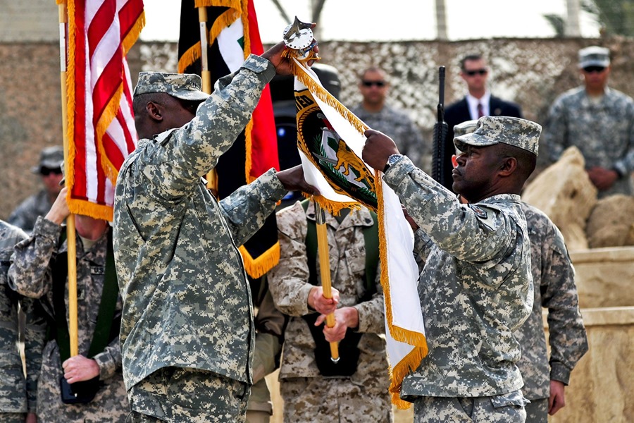  Imagen cedida por el departamento de Defensa de Estados Unidos que muestra al, entonces, general Lloyd Austin y al comandante Joseph R. Allen, recogiendo la bandera durante el acto que marcó el fin de la operación "Nuevo Amanecer" en la base aérea Sather de Bagdad, Irak, el 15 de diciembre del 2011
