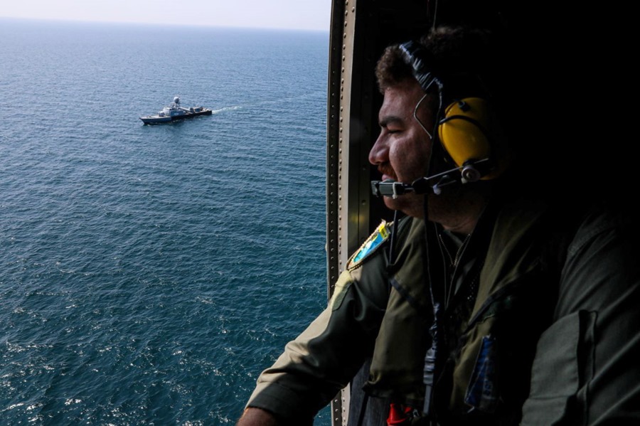 Imagen facilitada el miércoles, 15 de marzo,  por el Ejército iraní que muestra a un oficial en un helicóptero, mientras buques de guerra iraníes, chinos y rusos llegan Golfo de Omán, sur de Irán, para efectuar maniobras militares conjuntas.