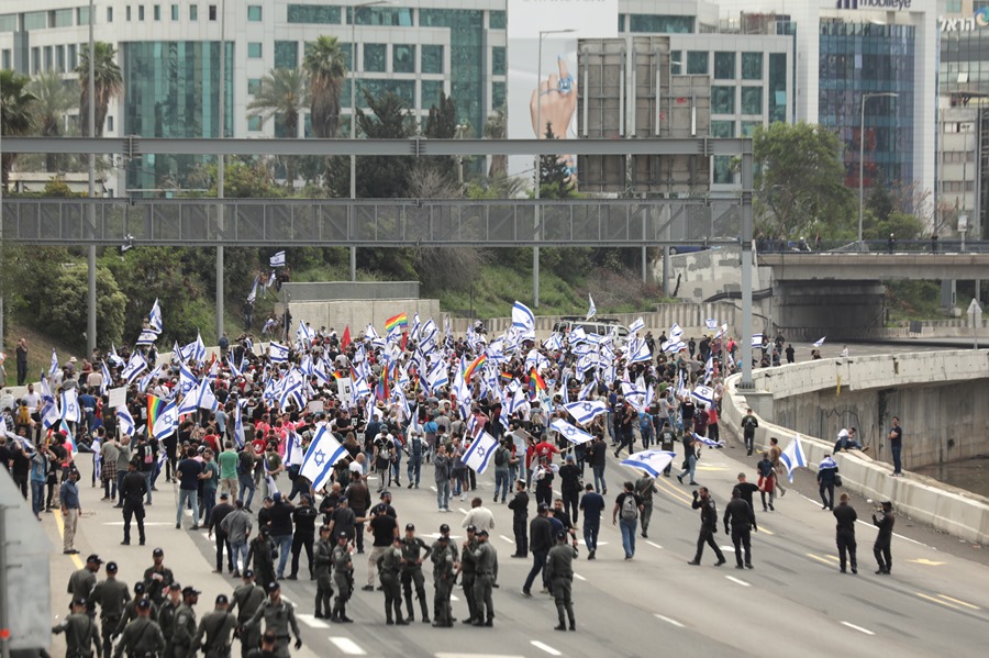 Manifestantes bloquean la autopista Ayalon, en Tel Aviv, durante la protesta contra la reforma judicial que pretende aprobar el gobierno israelí.
