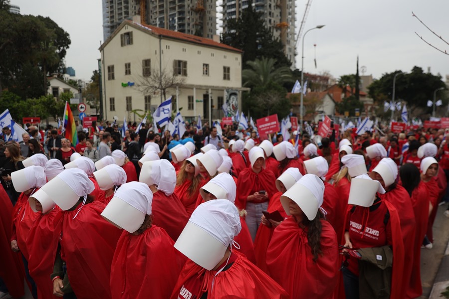 Decenas de mujeres se manifiestan en Tel Aviv contra la reforma judicial que propone el gobierno israelí, vestidas con trajes de la serie de televisión 'El cuento de la criada"