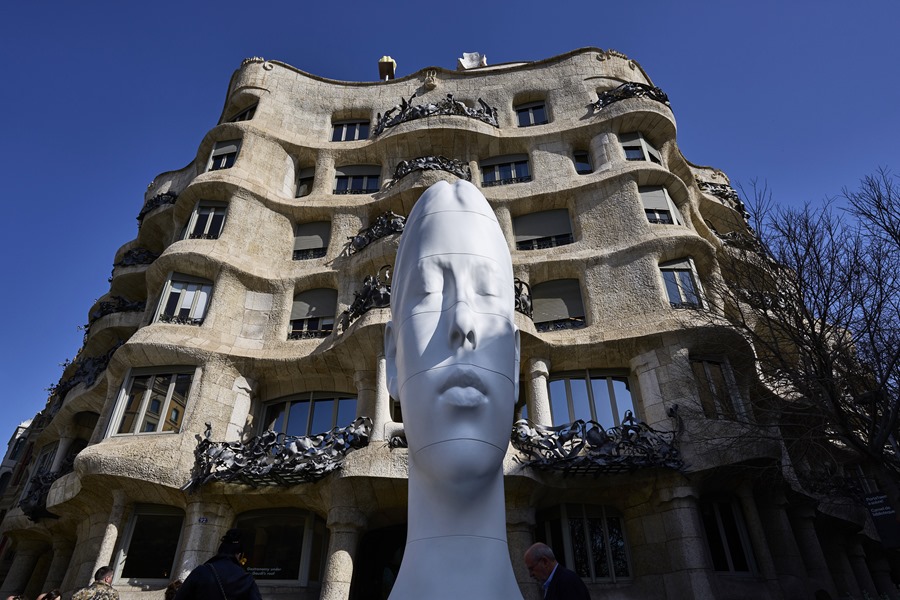 El escultor Jaume Plensa presentó esta mañana la exposición "Poesía del silencio", que se muestra en el edificio de "La Pedrera de Gaudi".