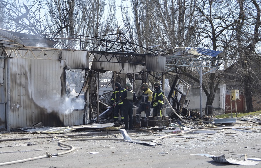 Los equipos de rescate trabajaban en una parada de autobús que fue alcanzada durante un ataque con cohetes en Jersón, en el sur de Ucrania.