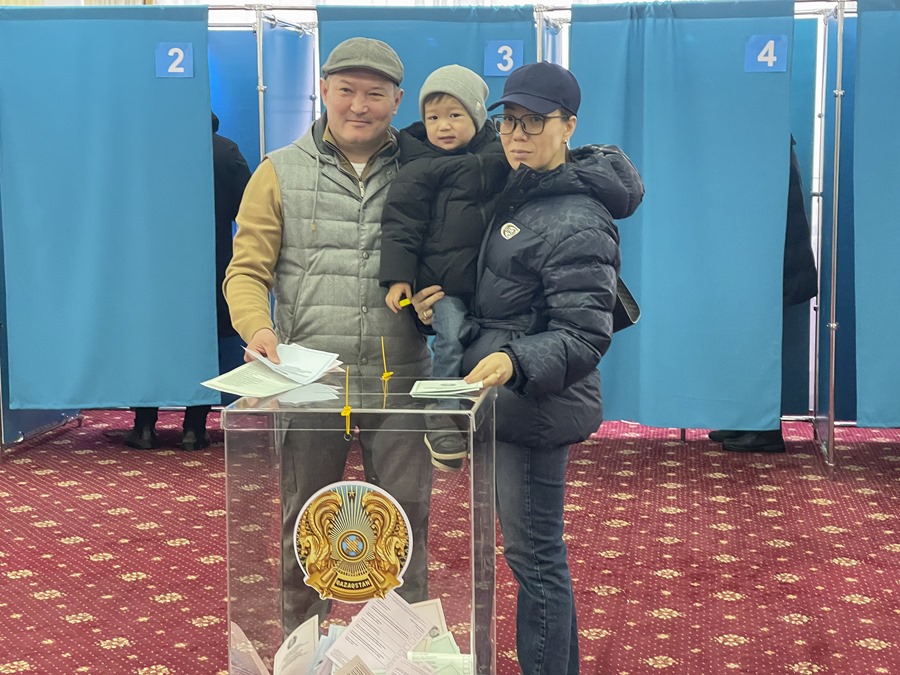 Una familia vota en las elecciones de Kazajistán. 