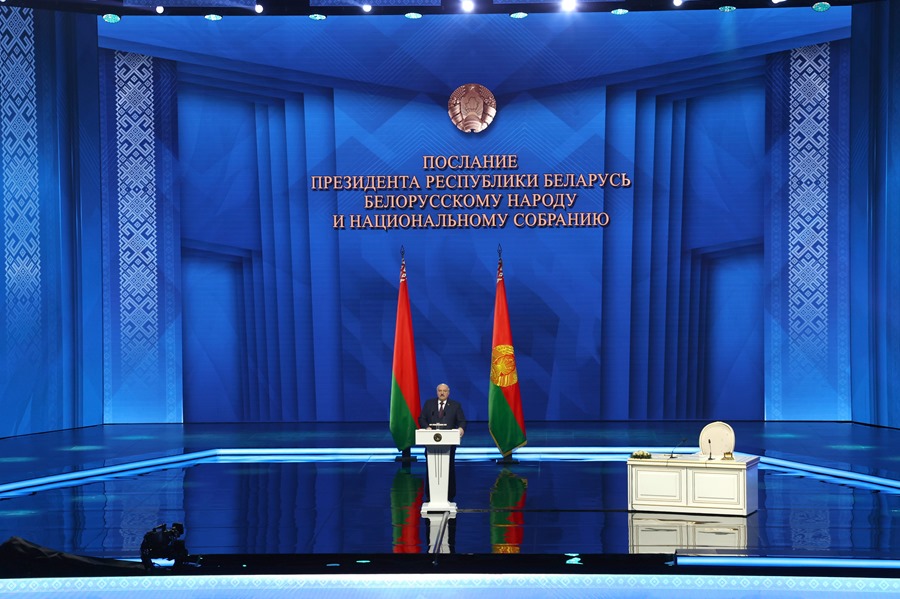 Imagen facilitada por el servicio de prensa del presidente de Bielorrusia que muestra a Alexander Lukashenko, durante su intervención ante Asamblea Nacional en Minsk, este viernes 31 de marzo.