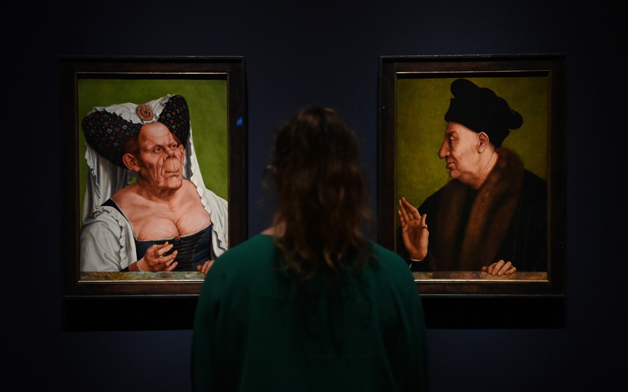 "Una mujer vieja" expuesto al lado de la obra del mismo autor "Un hombre viejo", en la exposición de la National Gallery de Londres. 