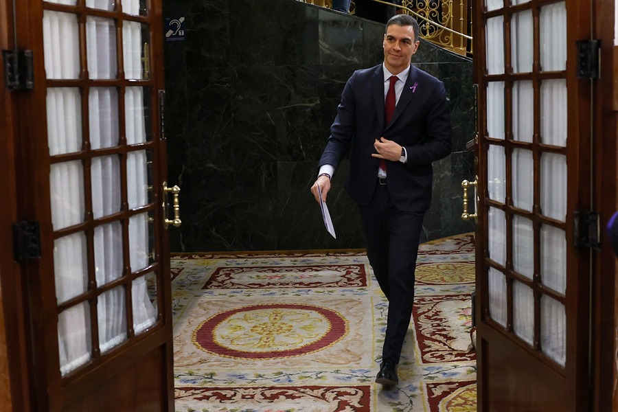 El presidente del Gobierno, Pedro Sánchez, abandona el hemiciclo tras asistir a la sesión de control al Ejecutivo de este miércoles en el Congreso.