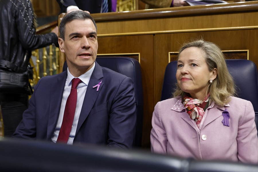 El presidente del Gobierno, Pedro Sánchez, y la vicepresidentas económica, Nadia Calviño, durante la sesión de control al Ejecutivo. 