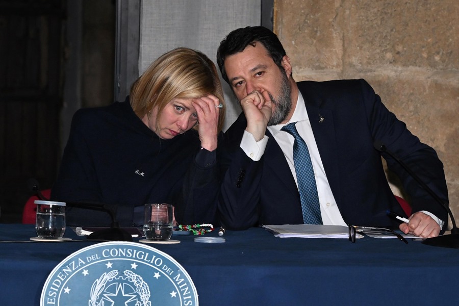 La primera ministra italiana Giorgia Meloni (i) y el viceprimer ministro Matteo Salvini (d) durante la reunión del Consejo de Ministros que se celebró en el Ayuntamiento de Cutro, cerca de Crotone, el pasado jueves.