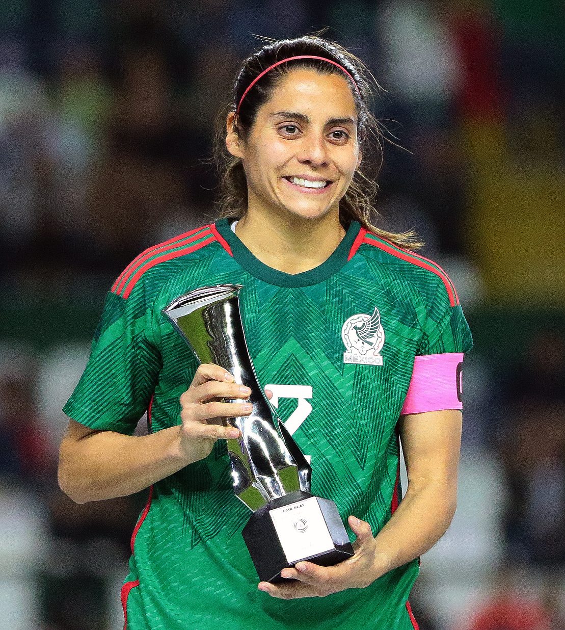 Kenti Robles de México celebra con el trofeo de campeonas ante Colombia, durante un partido por la Women’s Revelations Cup en el estadio León, en Guanajuato (México).