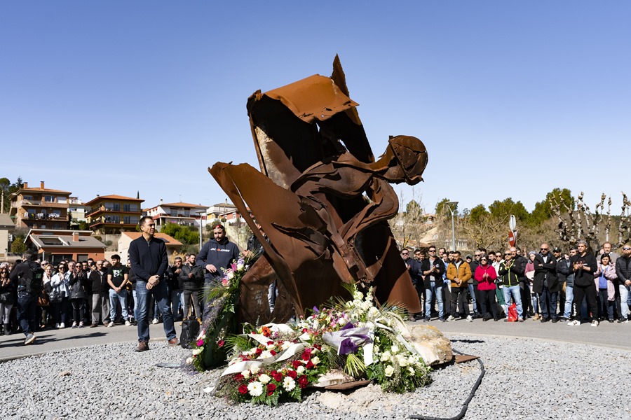 Familiares, amigos y compañeros de los tres geólogos muertos ayer en una mina en Súria (Barcelona), durante un homenaje.