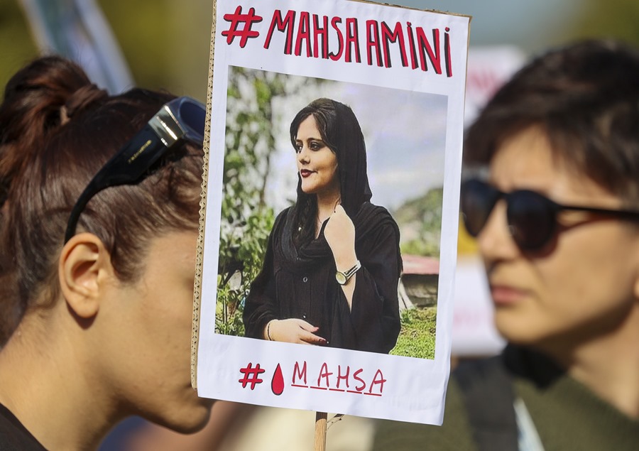 Una pancarta con la imagen de la joven de Irán Masha Amini.