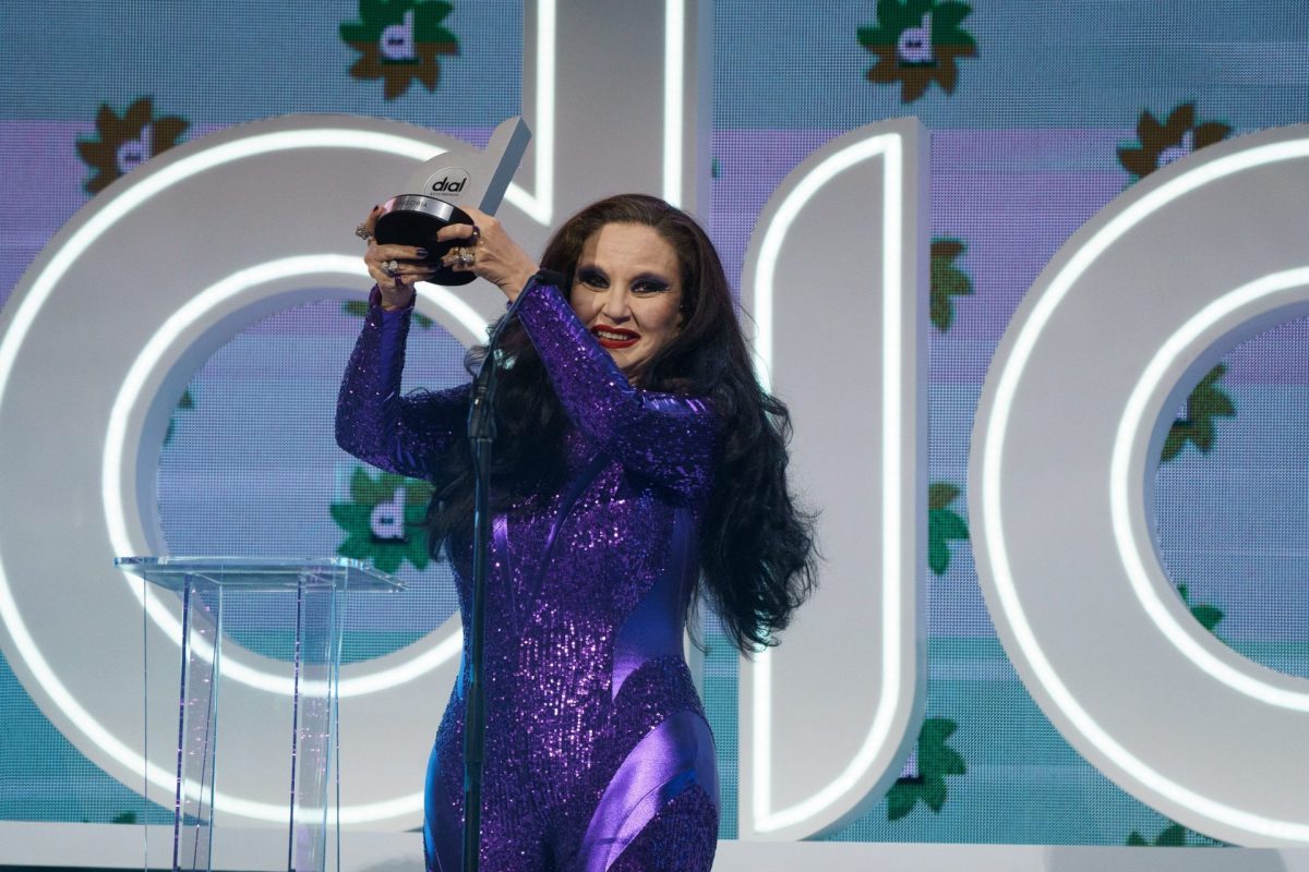 La cantante Alaska con el galardón concedido a Fangoria en la gala de los XXVII Premios de la Cadena Dial, celebrada en Santa Cruz de Tenerife