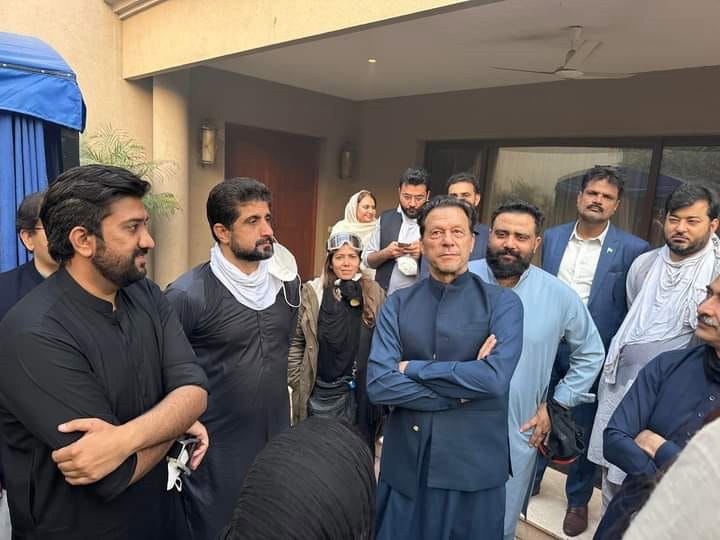 Imagen facilitada por opositor Pakistan Tehreek-e-Insaf (PTI) que muestra al presidente del PTI y exprimer ministro, Imran Khan (4-i), en su residencia en Lahore, Pakistán, este miércoles.