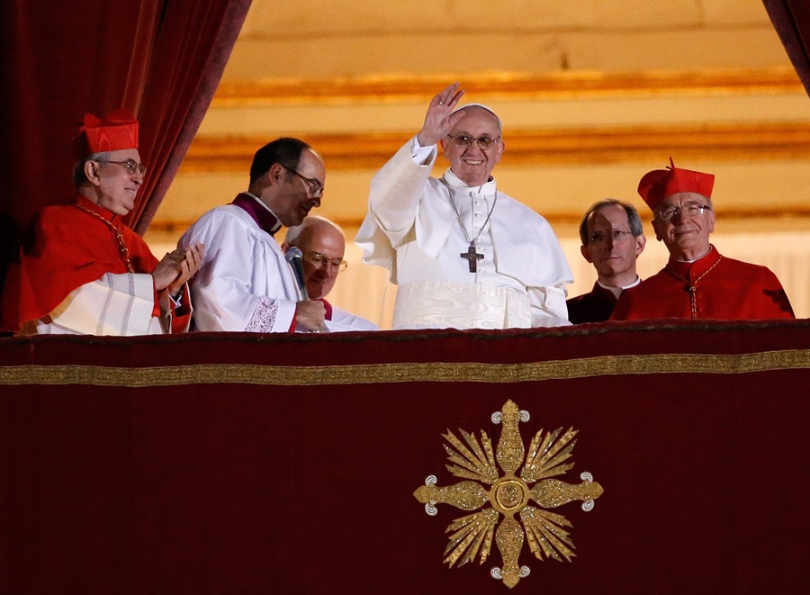 El cardenal argentino Jorge Mario Bergoglio (c) saludaba a miles de peregrinos reunidos en la Plaza de San Pedro, en El Vaticano, tras ser elegido nuevo Papa, el 13 de marzo de 2013.