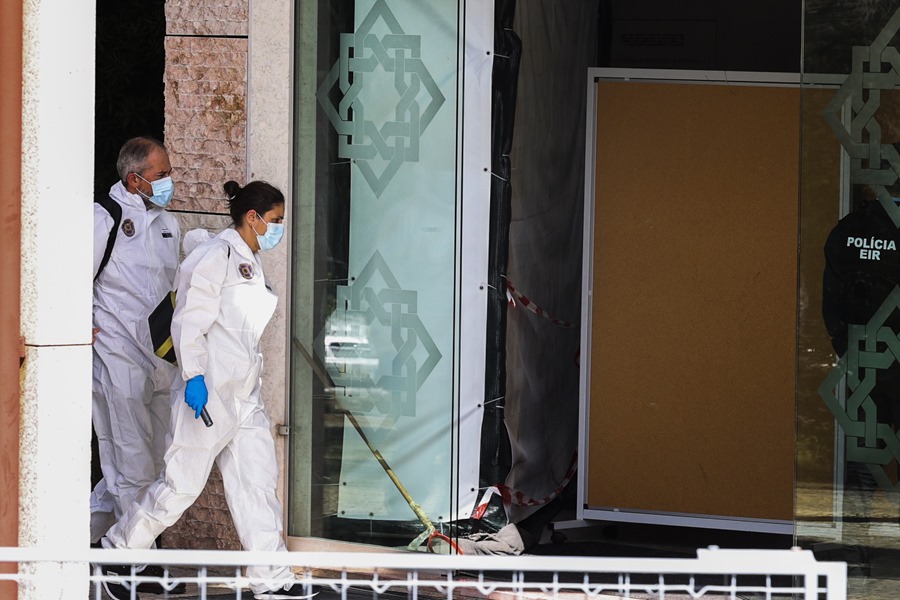 Investigadores en el Centro Ismaeli en Lisboa, Portugal, tras el atentado en el que murieron dos personas el pasado 28 de marzo