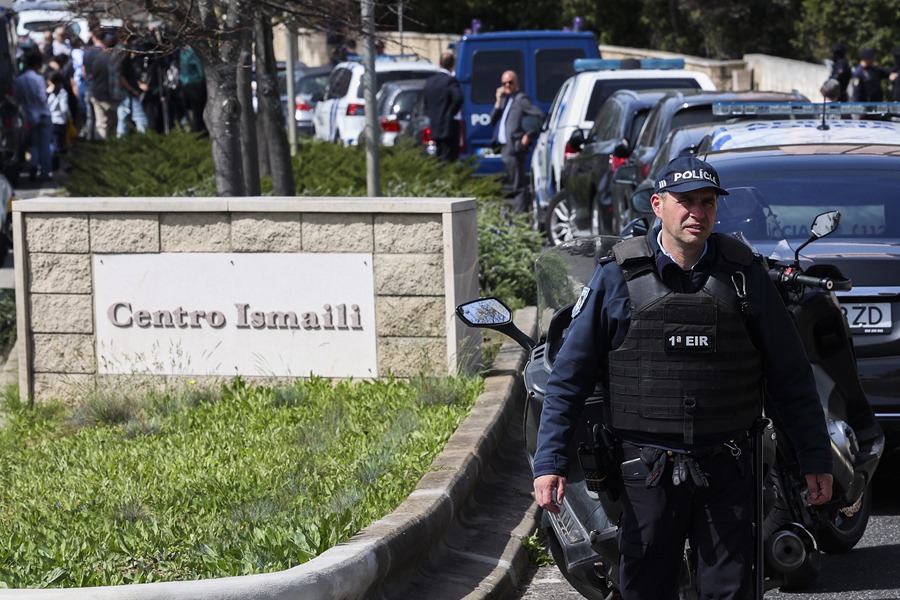 Agentes de policía custodian el Centro Ismaili en Lisboa, tras el ataque en el que han muertos dos mujeres, este martes 28 de marzo.