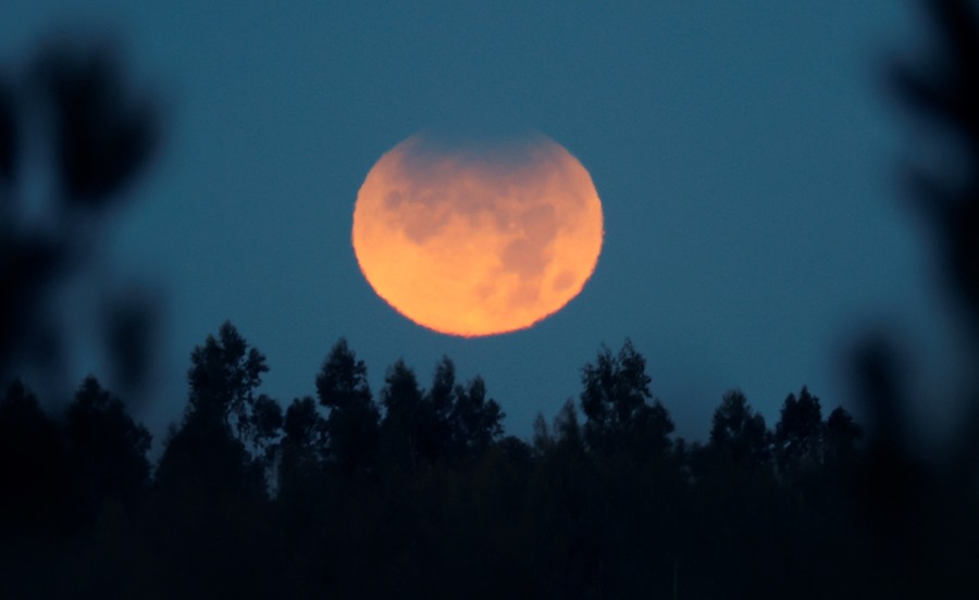 Un eclipse parcial de luna, en una imagen de archivo. La primavera comienza hoy