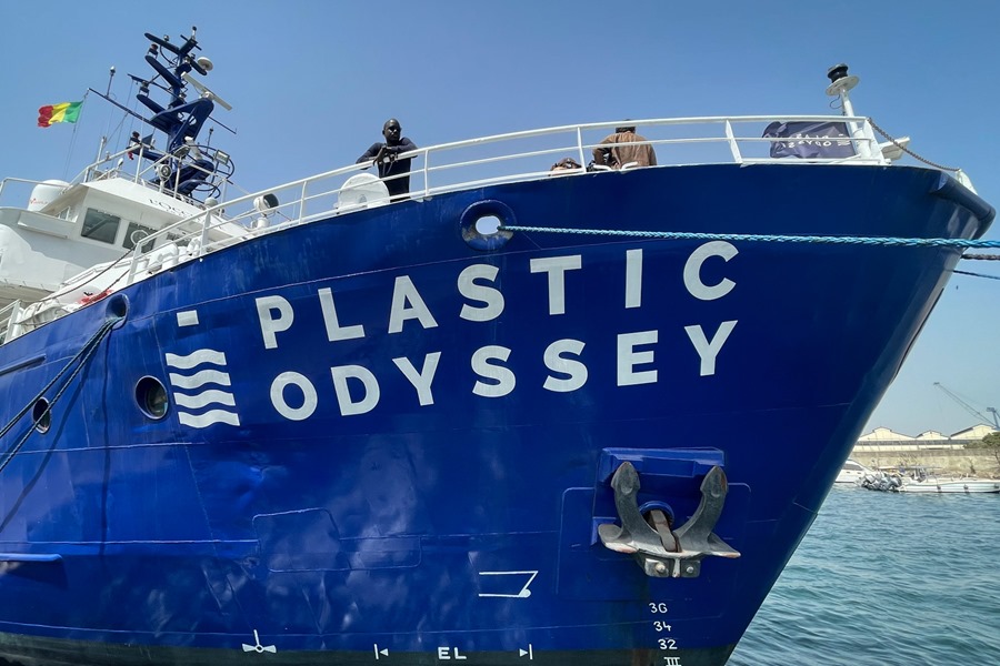 Vista del barco Plastic Odyssey amarrado en el embarcadero de la isla de Gorée, en el centro de Dakar (Senegal) el pasado 22 de febrero.