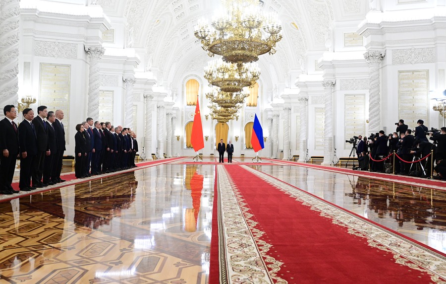 El presidente chino Xi Jinping (c-i) y el presidente ruso Vladimir Putin (c-d) en la ceremonia de bienvenida antes de las conversaciones Rusia - China en el Kremlin en Moscú, este 21 de marzo.