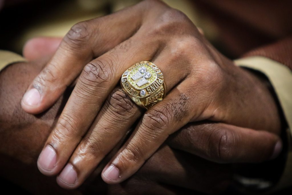 El exjugador de baloncesto Ron Harper muestra su anillo de campeón de la NBA con los Lakers, en una fotografía de archivo. EFE/Raúl Martínez